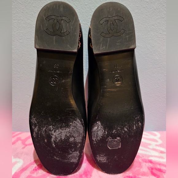 Chanel Women's Black Leather Loafer With CC Gold Accent, Size 38 - Picture 9 of 10